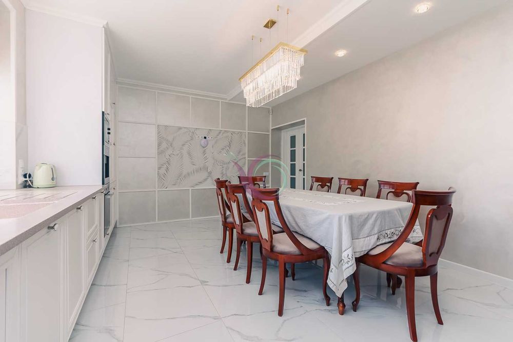 3-х поверховий будинок з ремонтом та власним подвір’ям в с. Крихівці