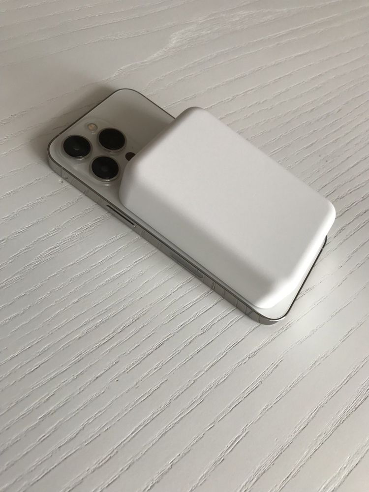 MagSafe PowerBank для iPhone з ємністю 10 000 мАч.