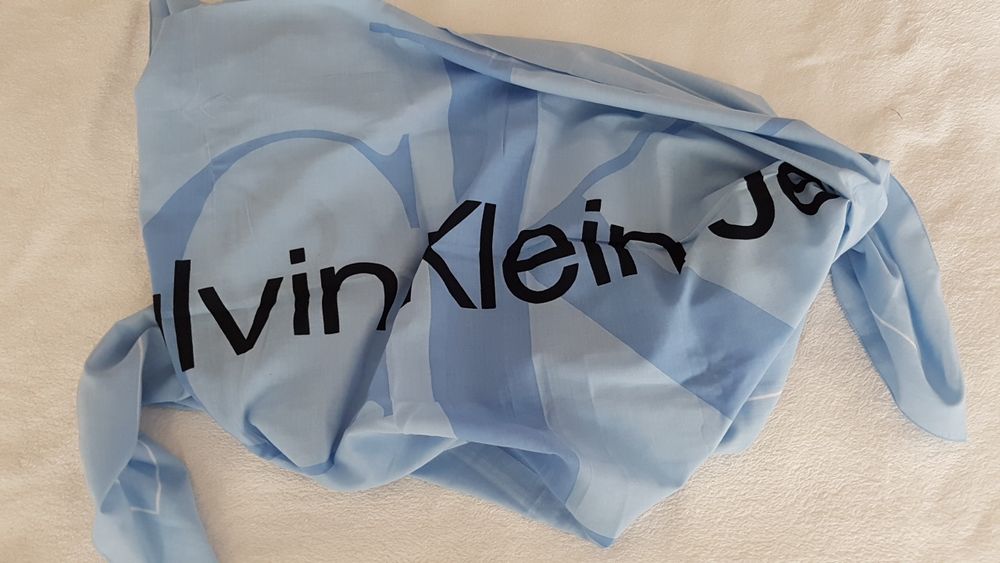 Платок фирмы Calvin Klein 130×130см,оригинал.