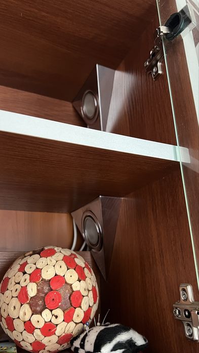 Навесные полки антресоль со стеклянными дверями и подсветкой