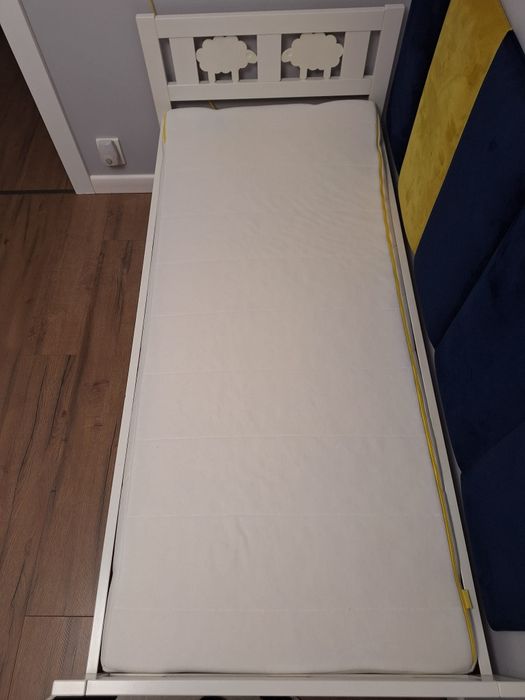 Łóżko dziecięce IKEA z materacem.