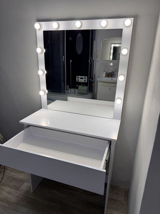 Макіяжний стіл | Гримерний стіл з підсвіткою