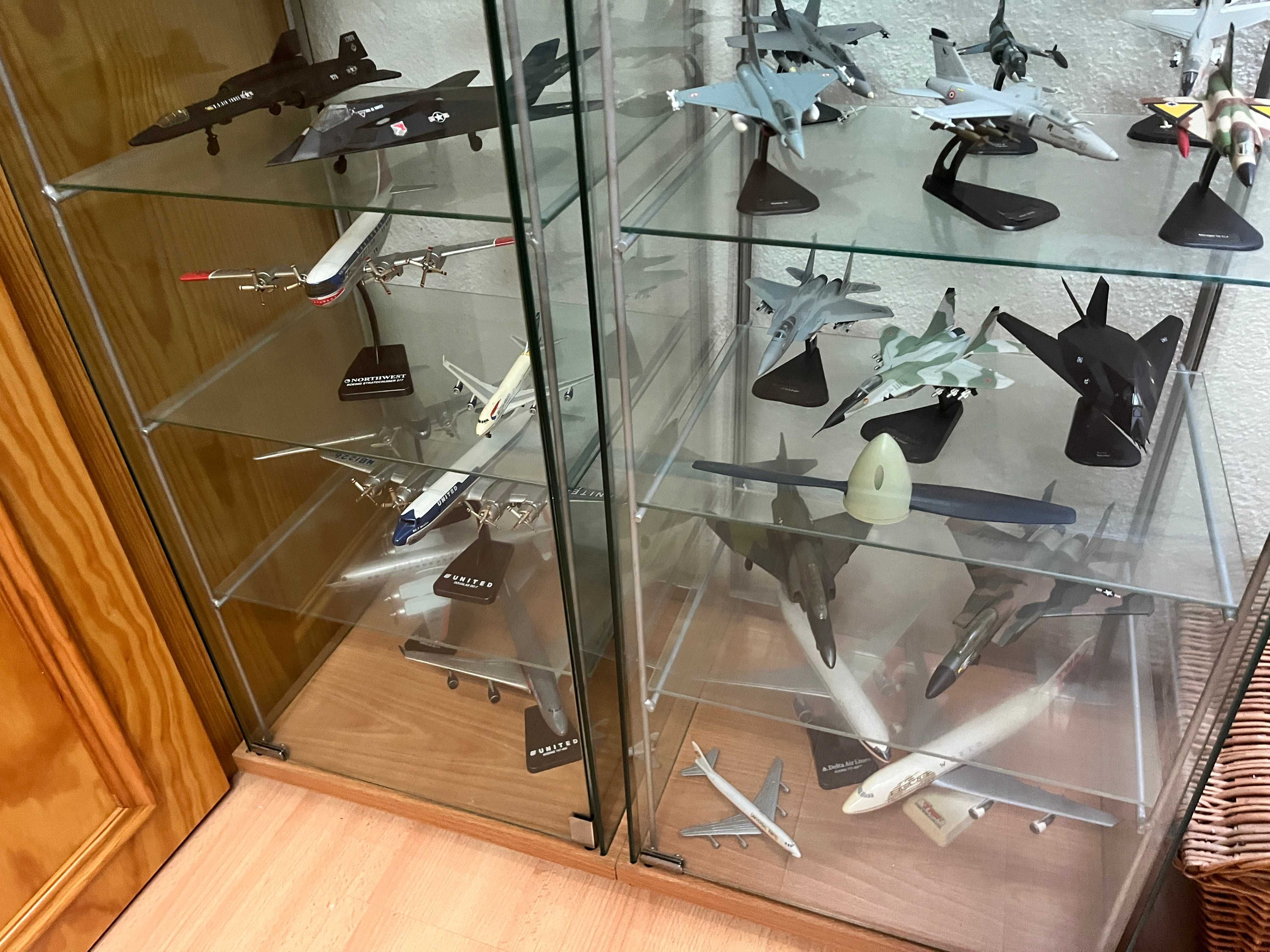 Estante completa com 80 maquetes de aviões - colecionismo