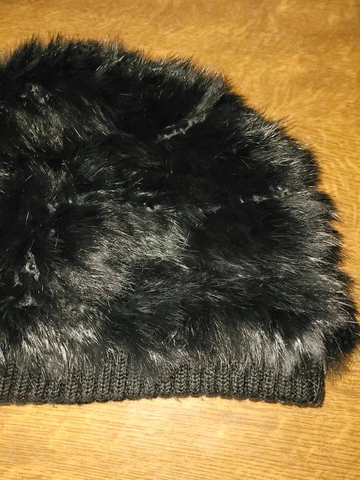 Czarna czapka z futra królika firmy Ochnik Boheme