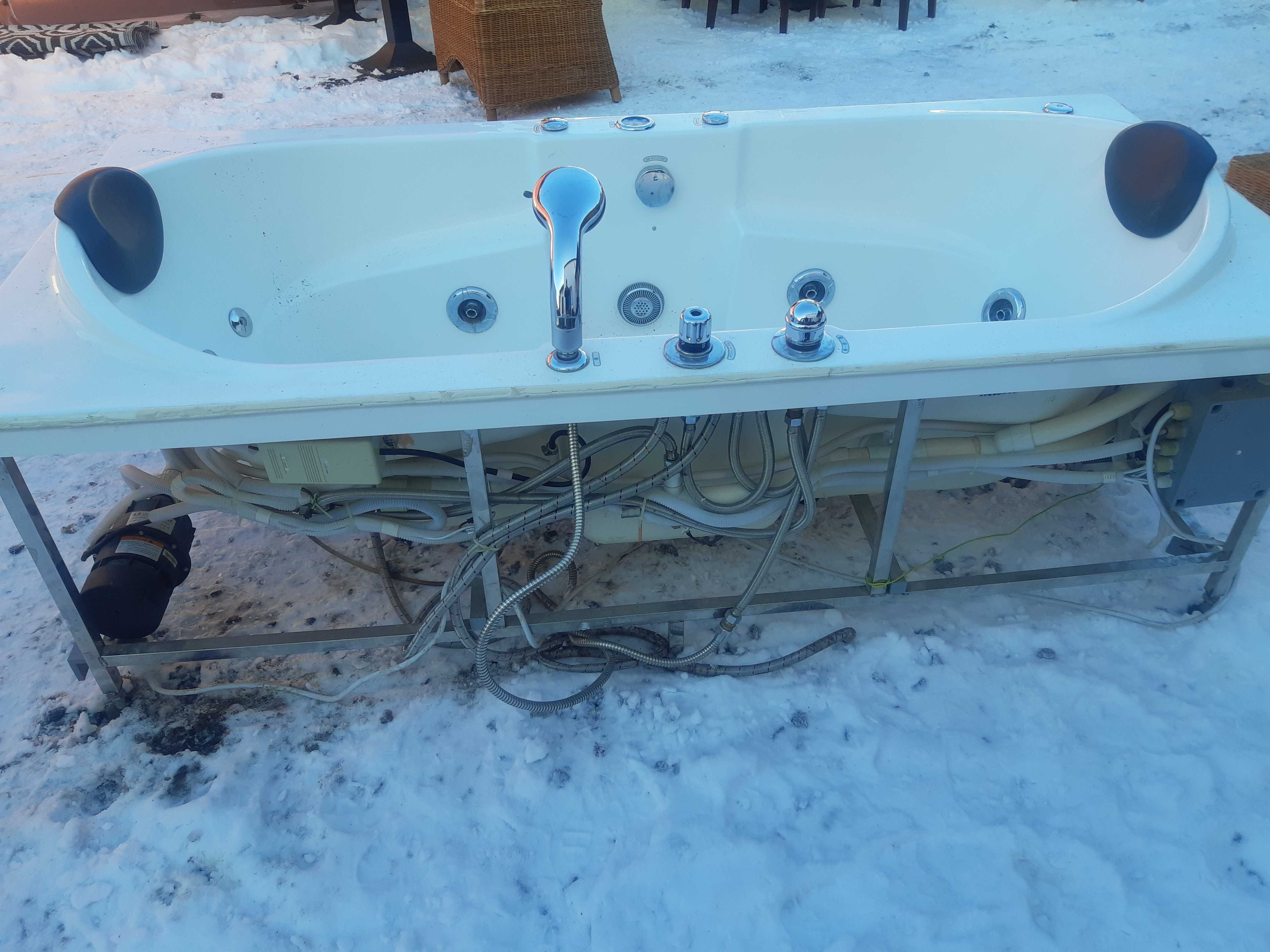 wanny z drzwiami oraz hydromasażem dostępnych kilka szt