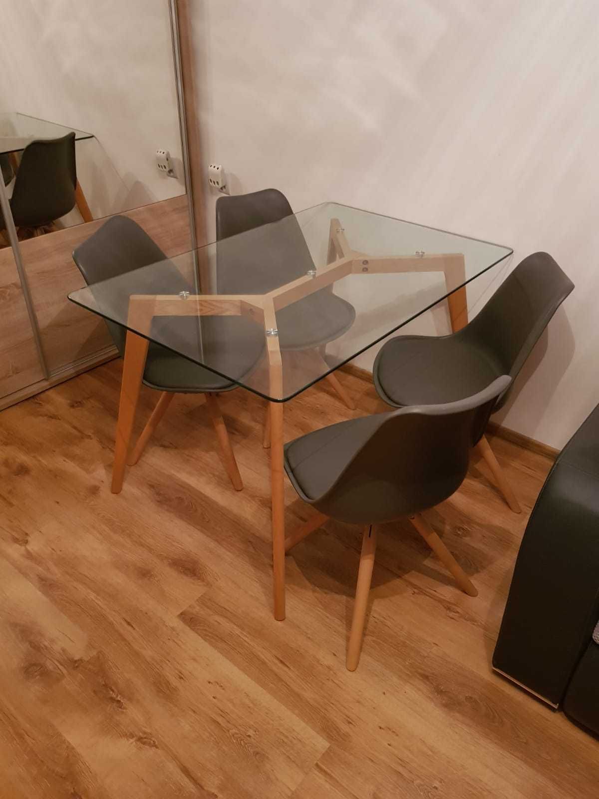 Stół szklany z 4 krzesłami