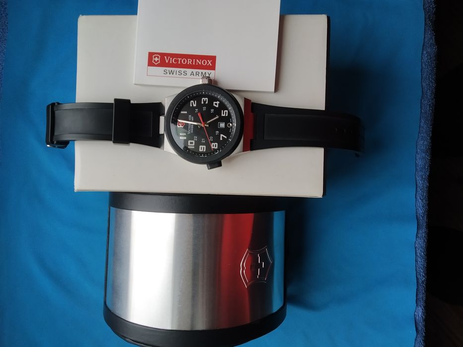 Часы  Victorinox