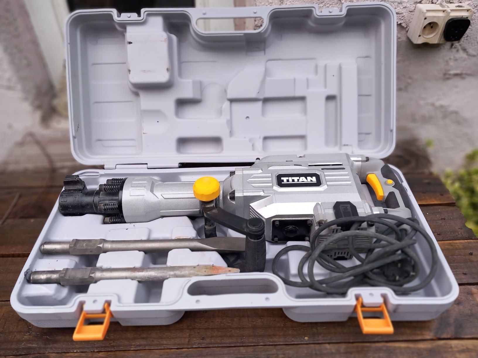 Młot wyburzeniowy Titan 1700 W