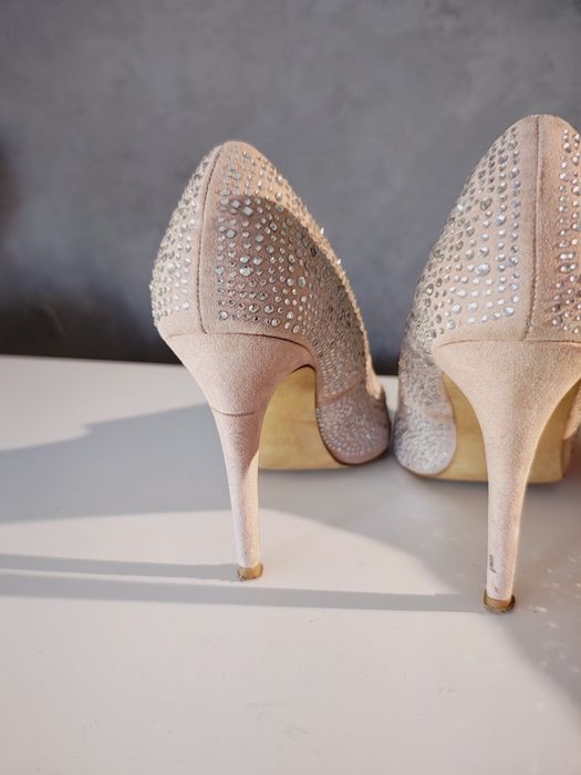 Buty na obcasie z kryształkami firmy next