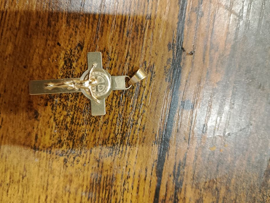 Używany Krzyżyk złoty św. Benegdyta