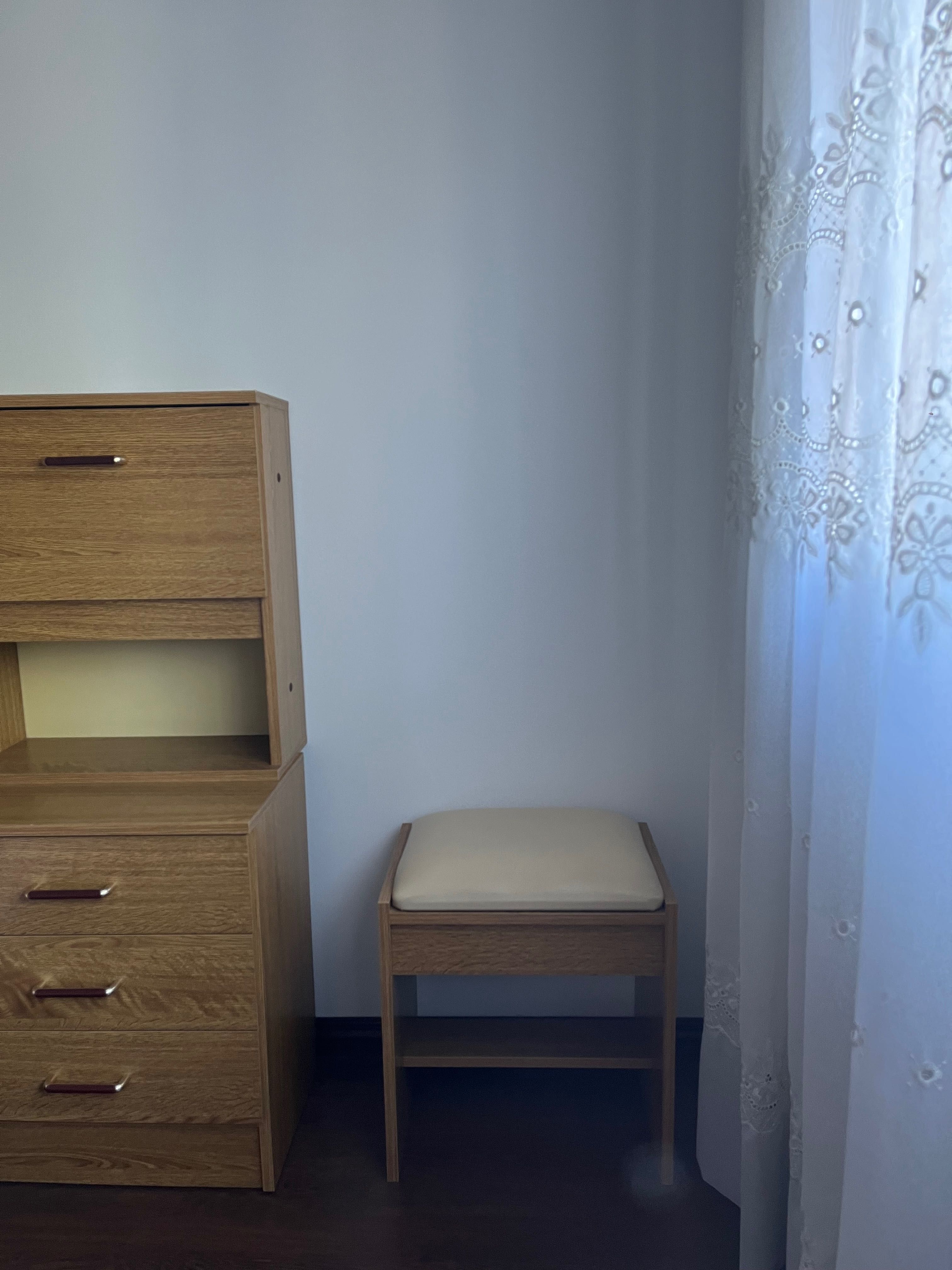 Quarto completo em madeira clara