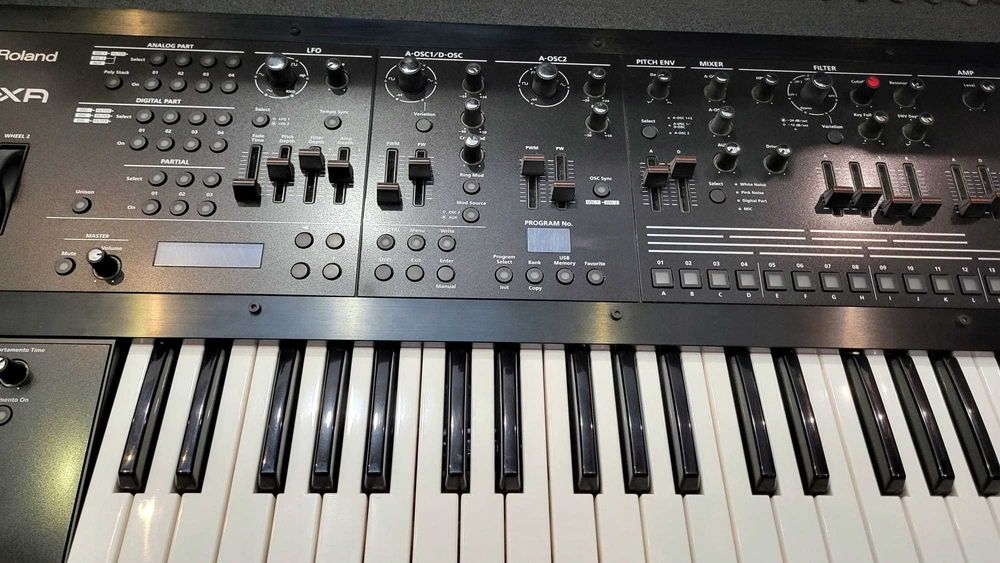 Roland JD-XA com flight case e overlays preto mate