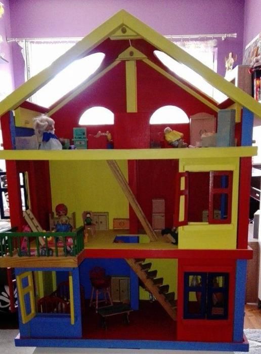 Drewniany dom dla lalek