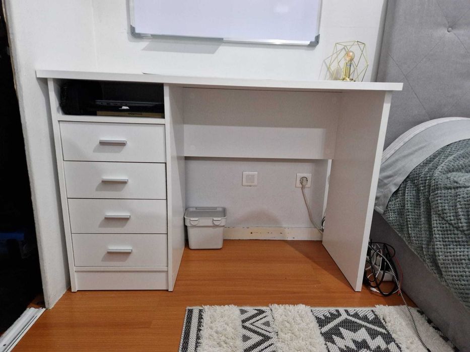 Secretaria  com gavetas