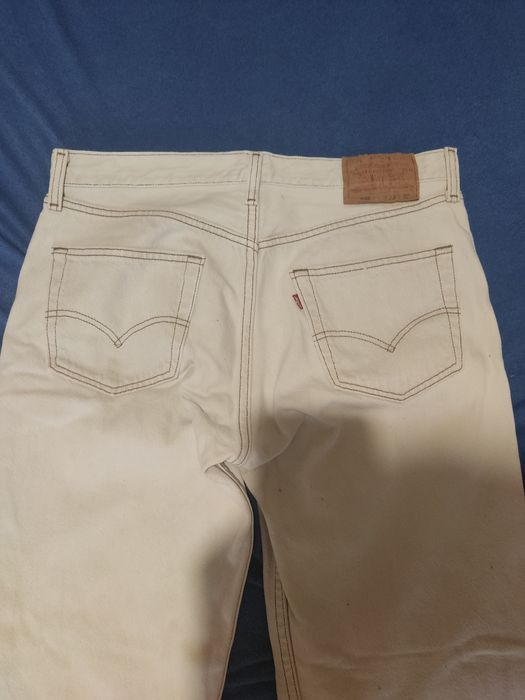 Джинсы levis белые с коричневой строчкой