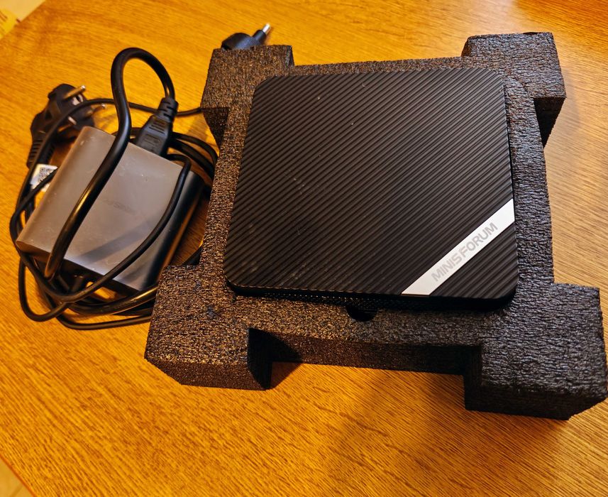 MINISFORUM UM690L Slim Mini PC, AMD Ryzen 9 6900HX (8/16wątków, 32 GB)