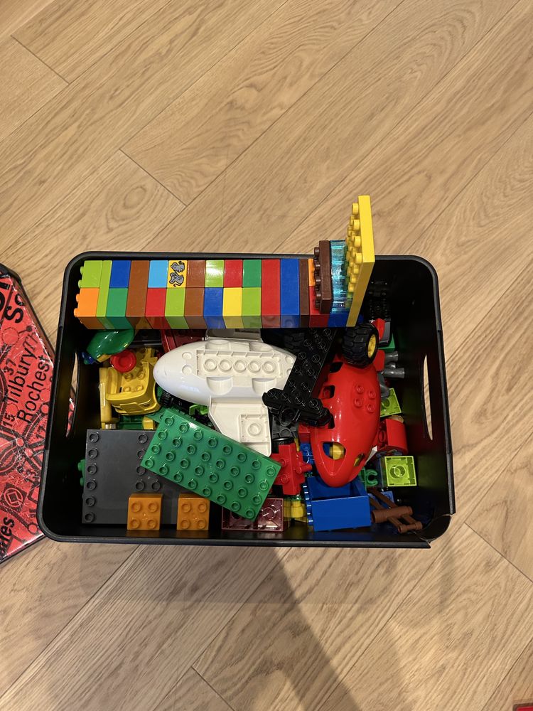 Декілька наборів Lego duplo, велика коробка