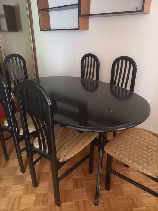 Stół z krzesłami