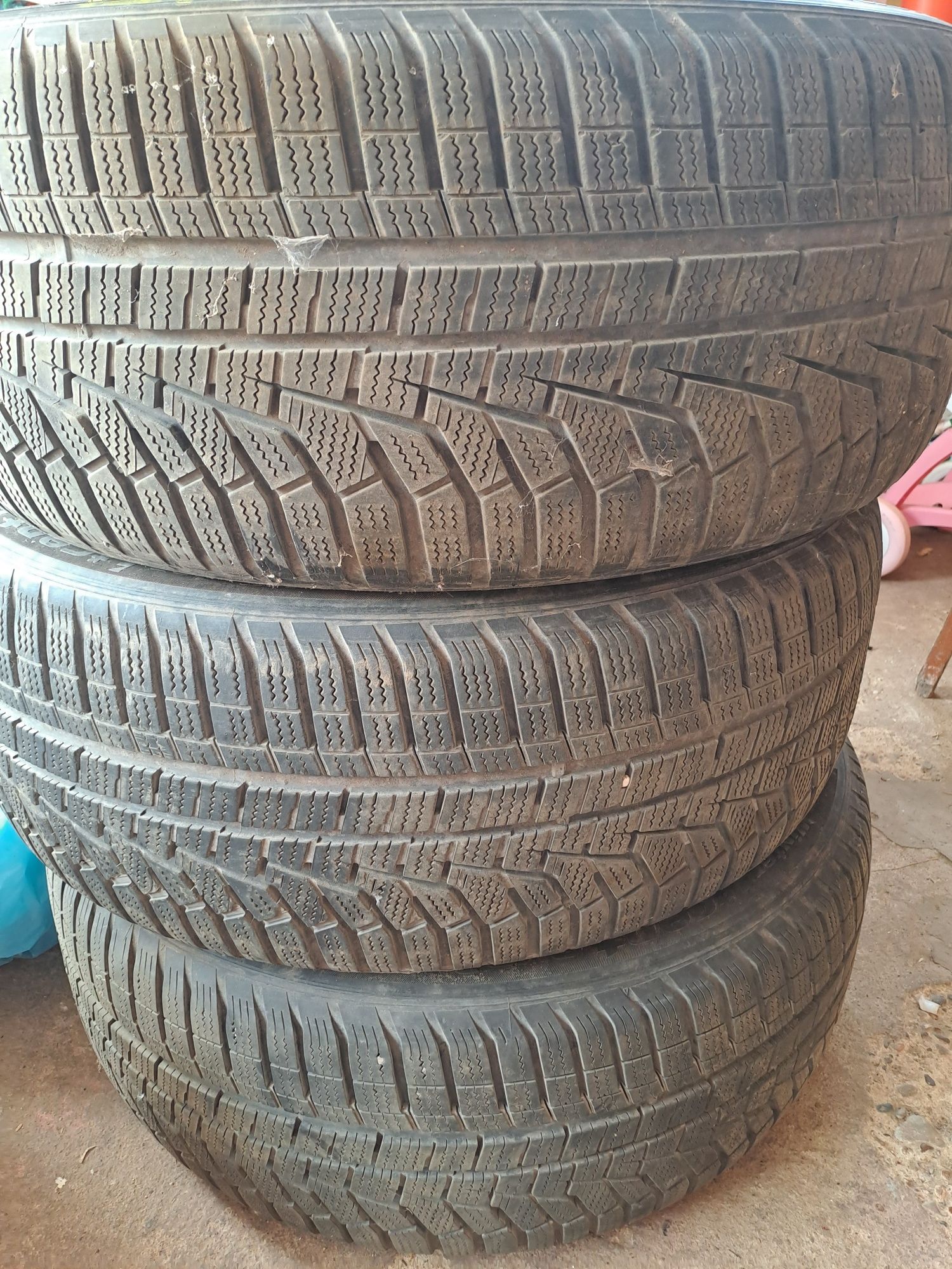 Продам шини 225/50R18