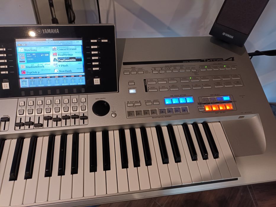 Yamaha Tyros4 z głośnikami