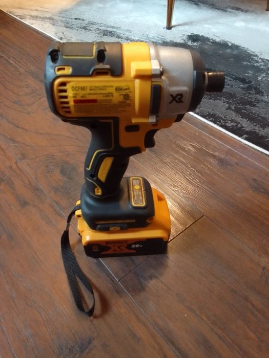Zakrętarka DeWalt DCF887.
