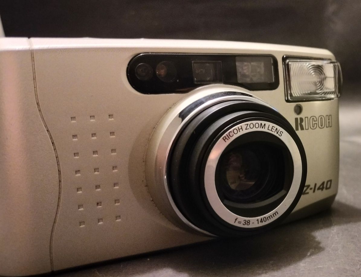 Máquina fotográfica Ricoh RZ-140 (analógica)