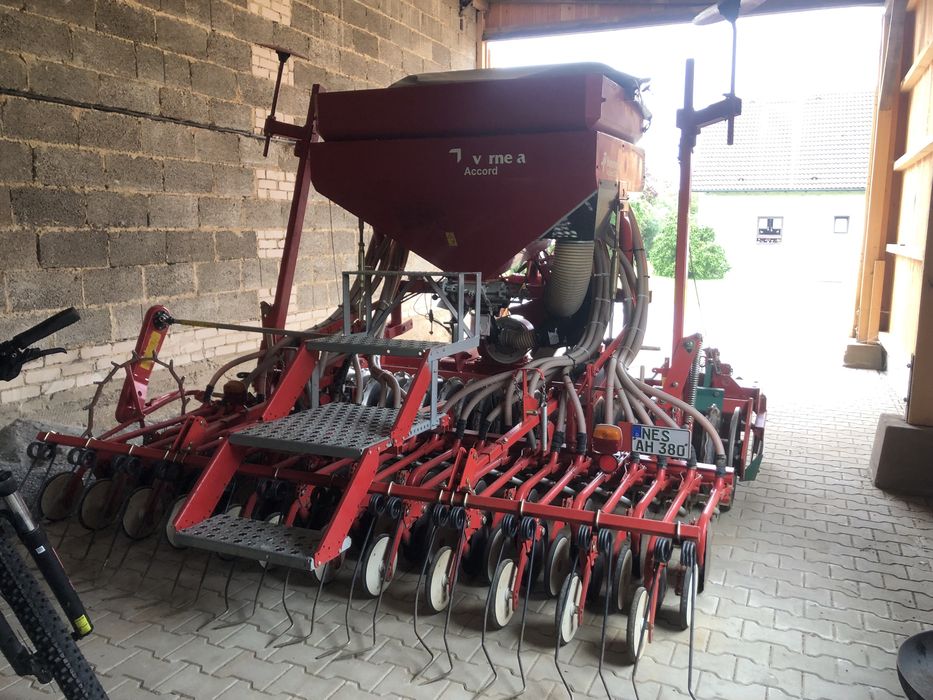 Zestaw uprawowo siewny brona aktywna  Kverneland Accord DA