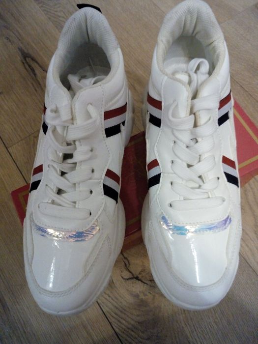 Кросівки жіночі р.36