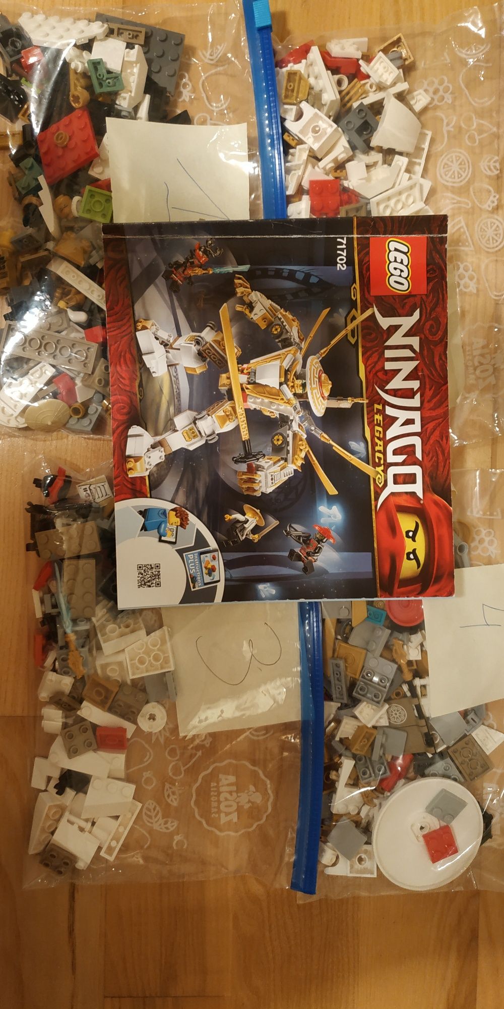 489 elementów LEGO Ninjago 71702 Złota Zbroja