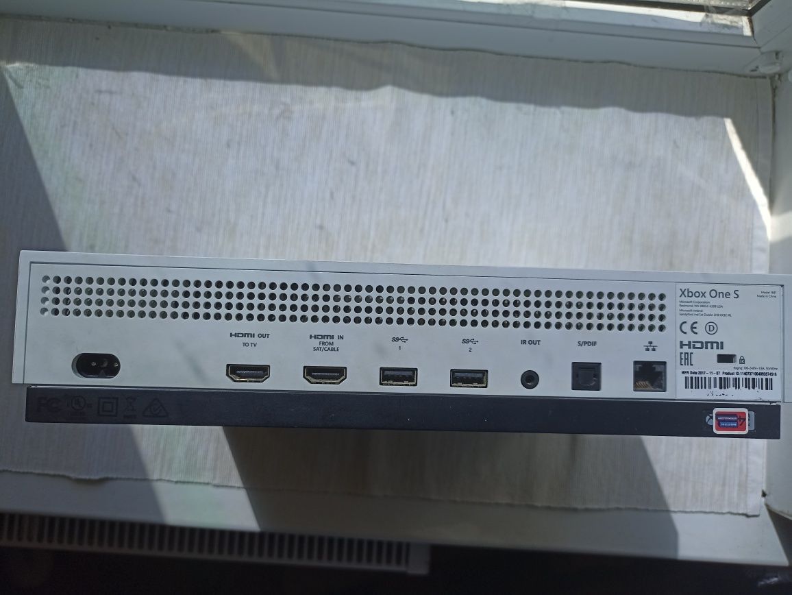 Xbox One S 500Gb с одним джойстиком
