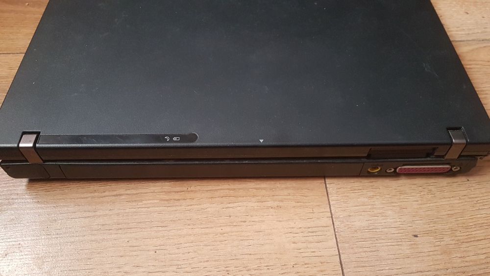 Laptop IBM ThinkPad R50e sprawny,uszczerbany plastik.