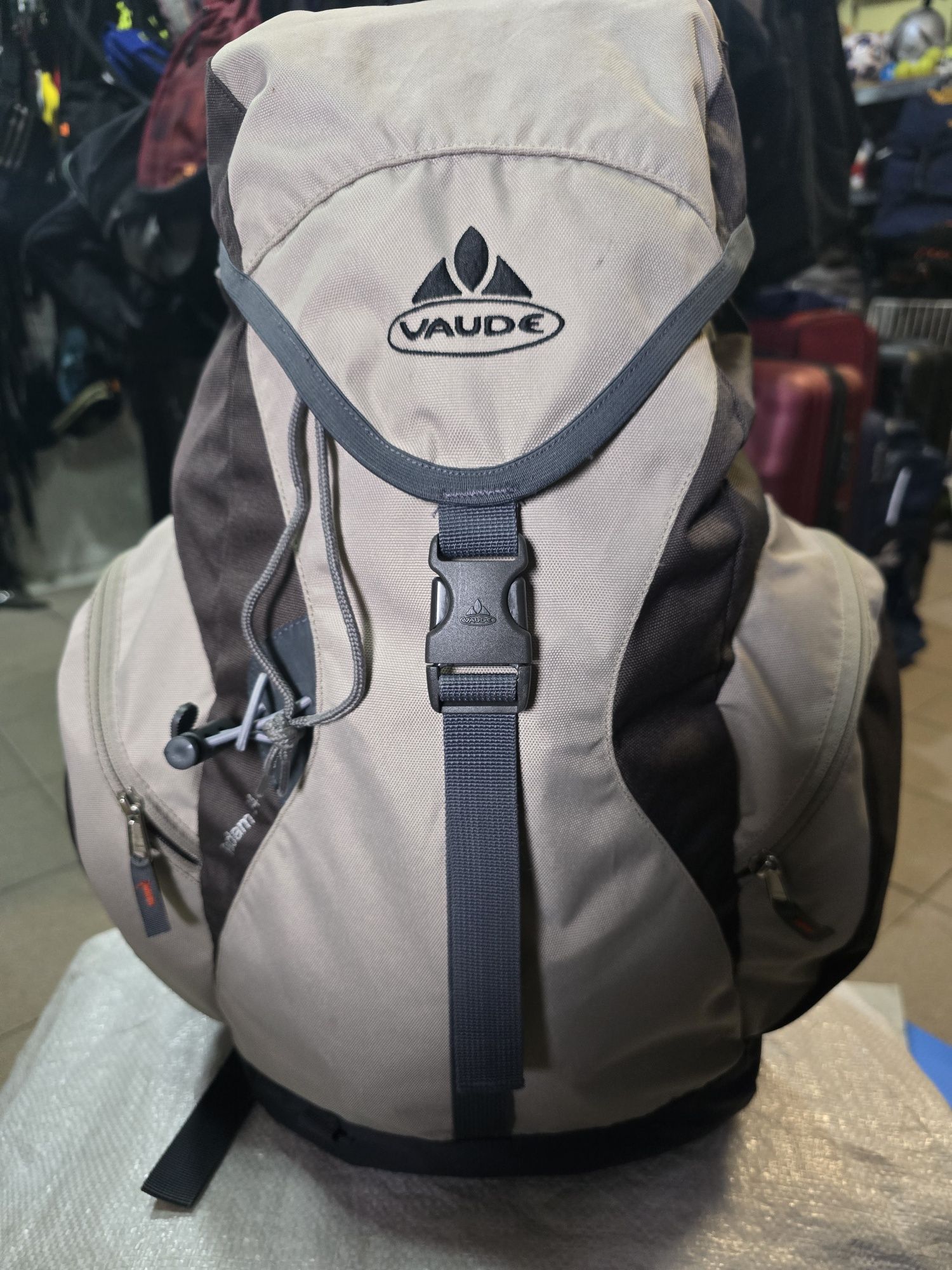 Рюкзак VAUDE 24 л з вентиляцією спини та чохлом від дощу