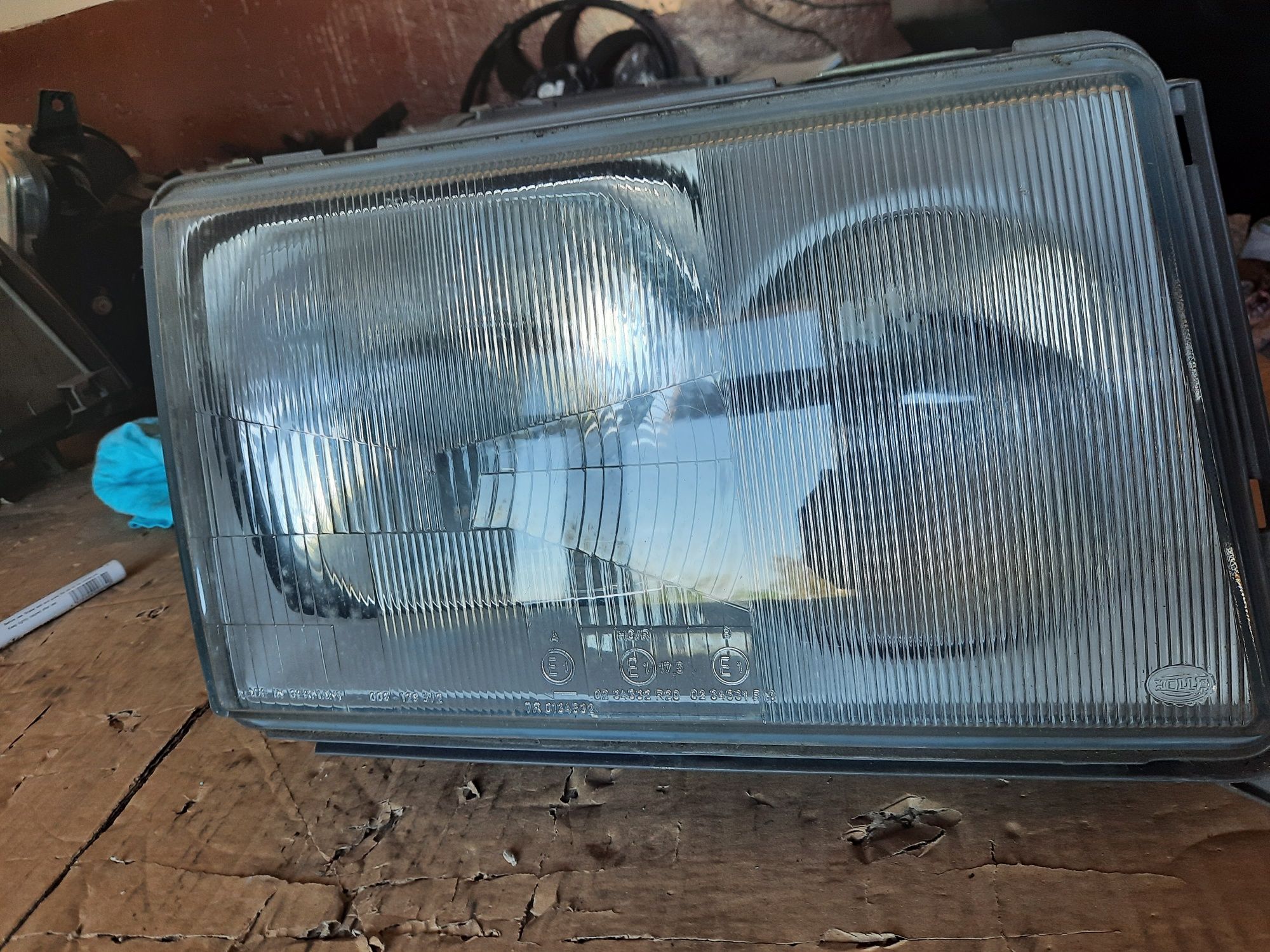 Lampa prawa Mercedes W124