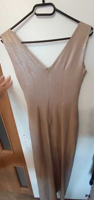 Złota sukienka z rozcięciem