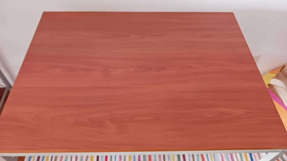 Conjunto de 3 secretárias. 80(l)x60(p)x75(a)