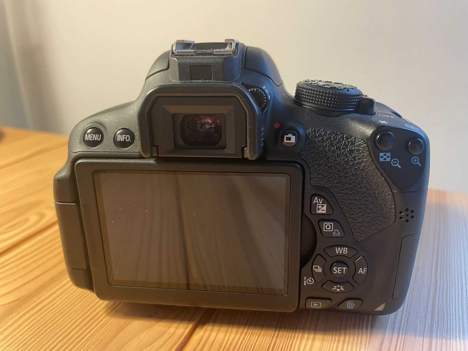 Câmara DSLR Canon 700D+Objetiva Zoom Lens EF-S 18-55mm