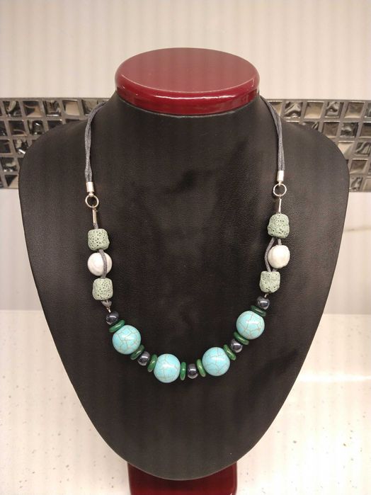 Naszyjnik howlit/lawa