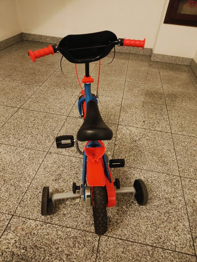 Bicicleta Spidey com pedais e rodinhas