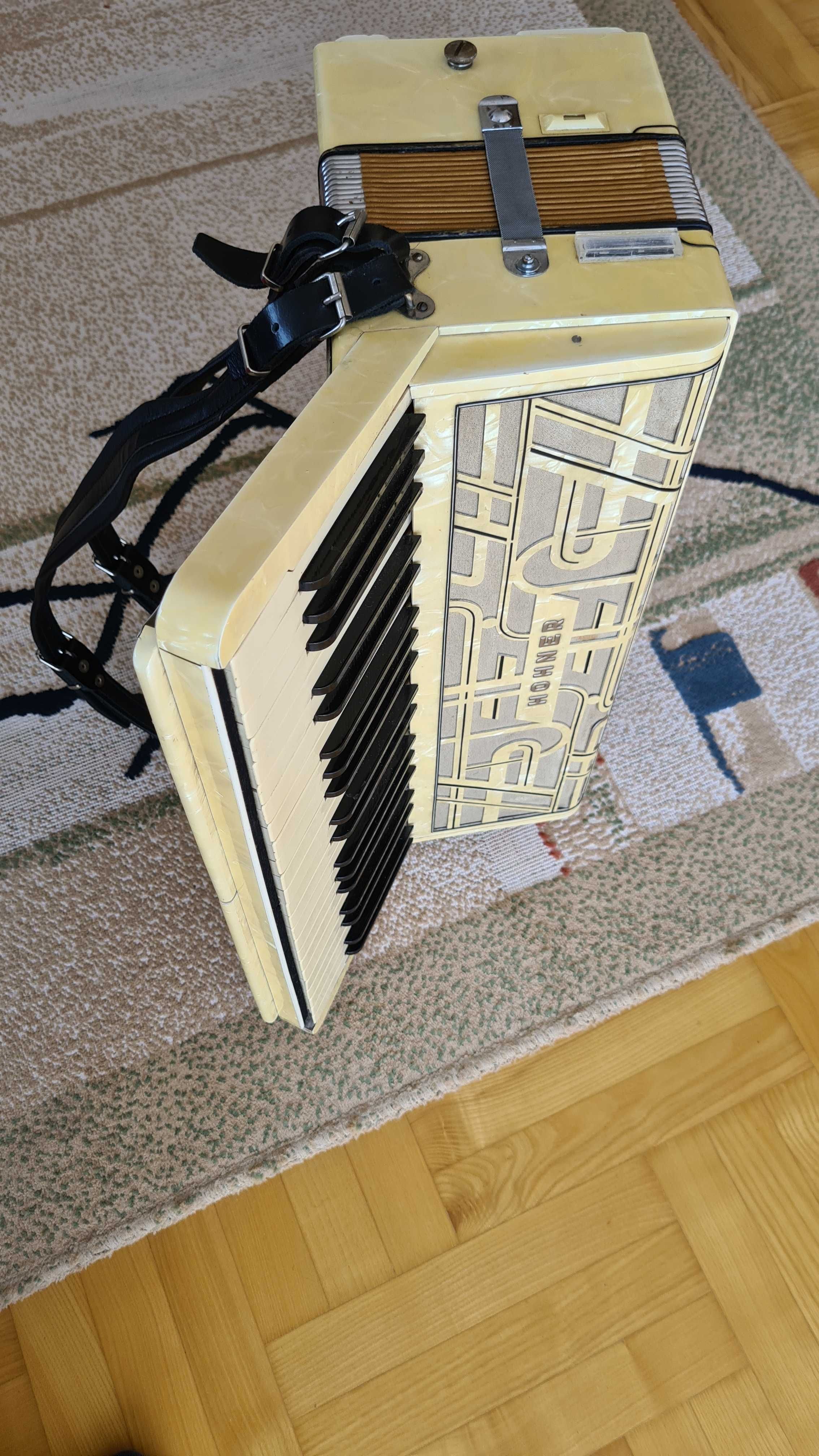 Akordeon HOHNER Tango V  120 basów