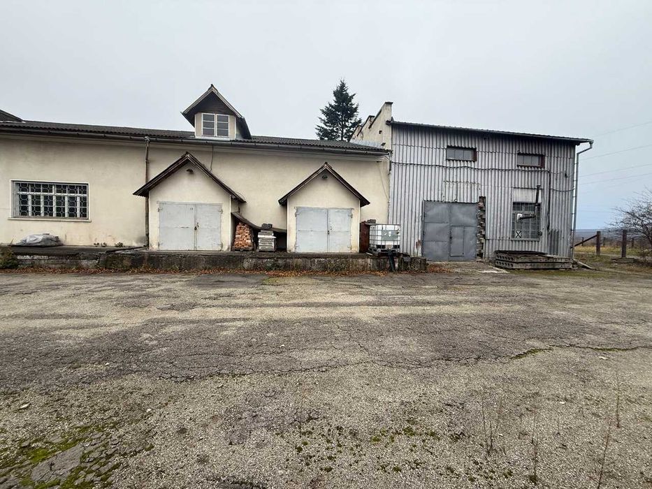 Продам виробничо-складське  приміщення у с. Вістова з рампою .