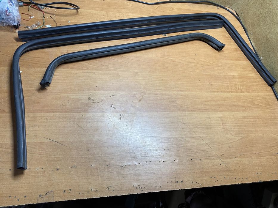 Уплотнители капота Bmw e36. Ущільнювач кузов/капот