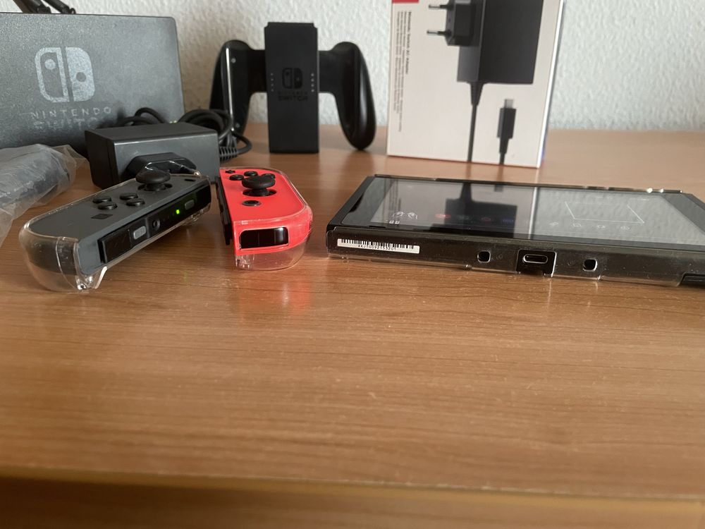 Nintendo Switch (V2) com Dock e Carregador, JoyCons, Grip, Acessorios
