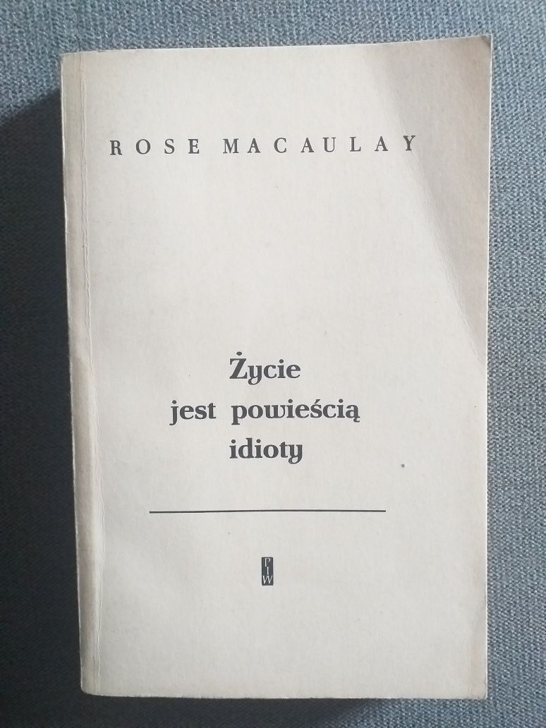 "Życie jest powieścią idioty" Rose Macaulay