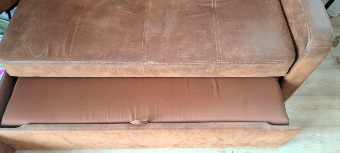 Sofa rozkladana i 2 pufy