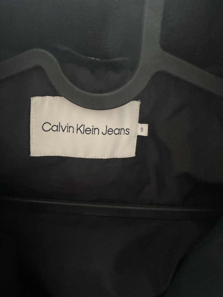Czarna, logowana kurtka zimowa S Calvin Klein
