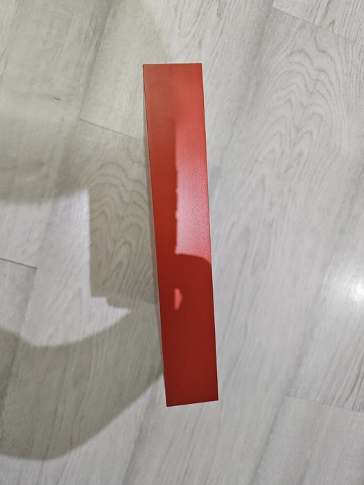 2x prateleiras vermelhas