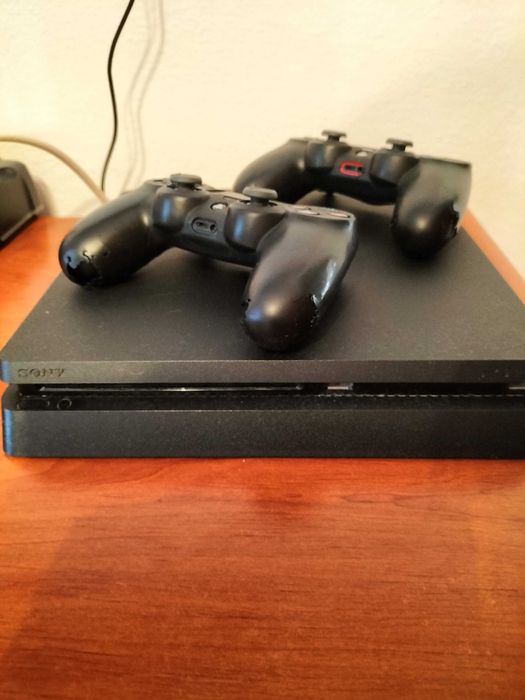 Vendo PS4 com 2 comandos