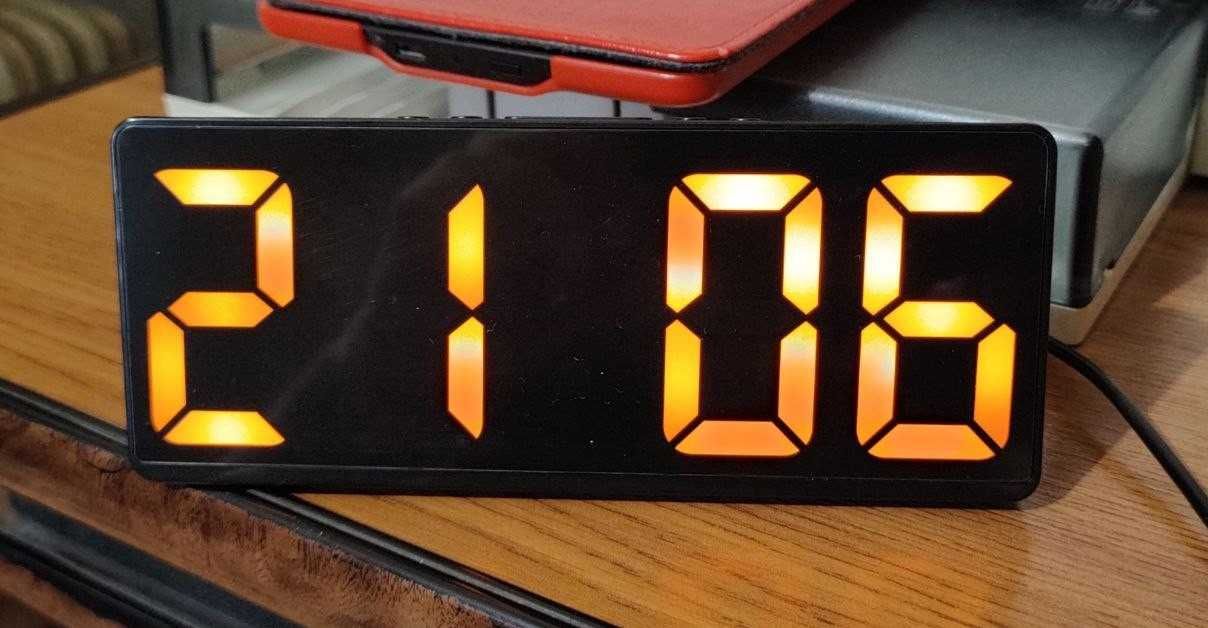 Zegar budzik LED pomarańczowy/bursztynowy