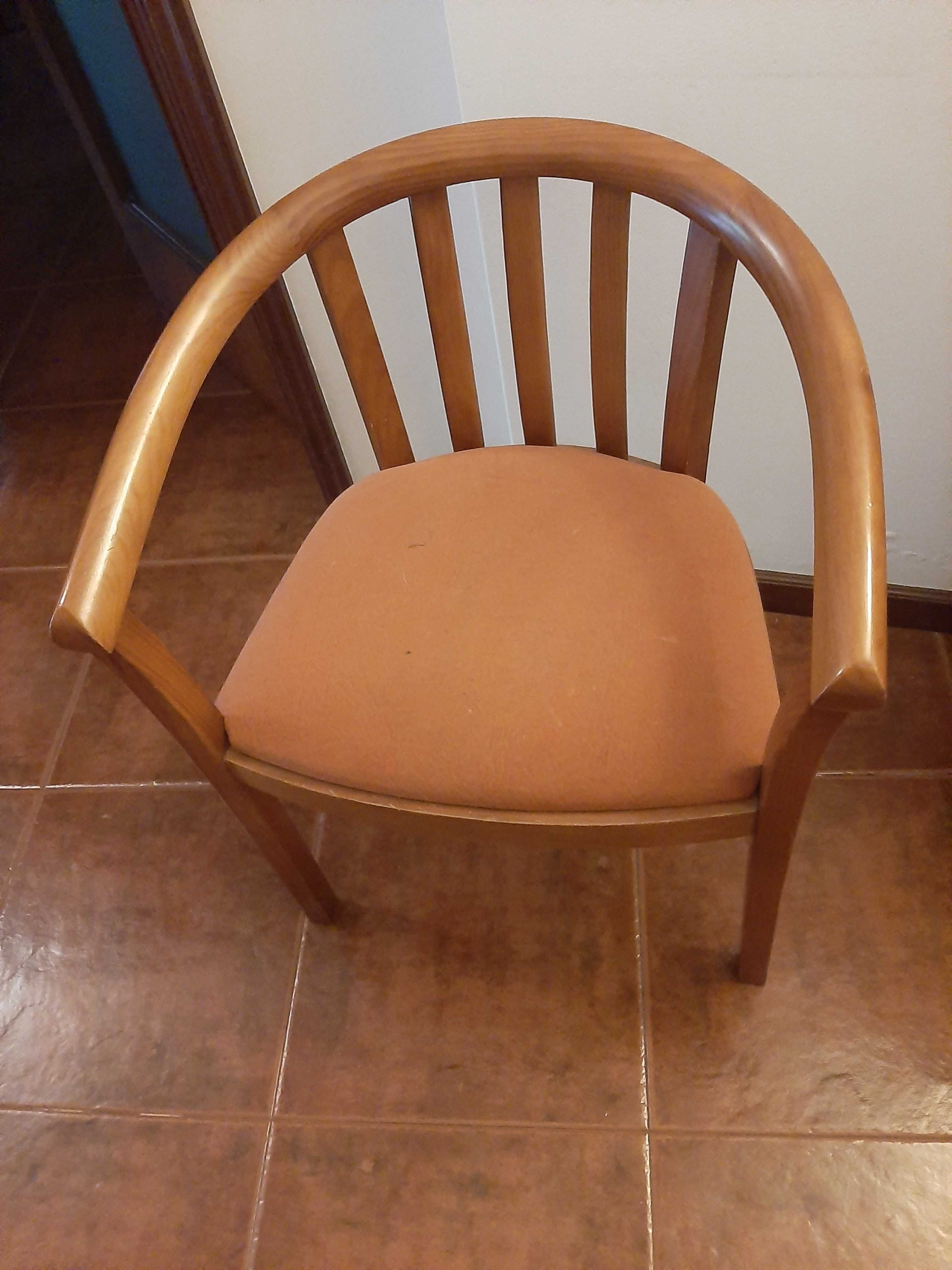 Cadeira para quarto ou hall de entrada