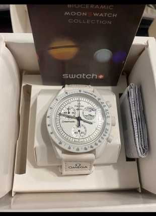 Omega x Swatch Snoopy SO33W700 – Perłowa Biel Księżyca